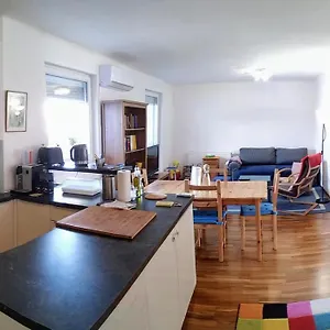 Family-friendly Flat With Balcony Vienne